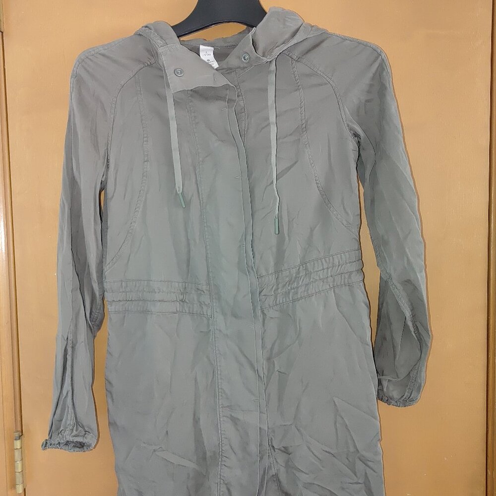 LULULEMON Woman's Long Sleeves Pockets Hooded Jacket Size 2 NWOT